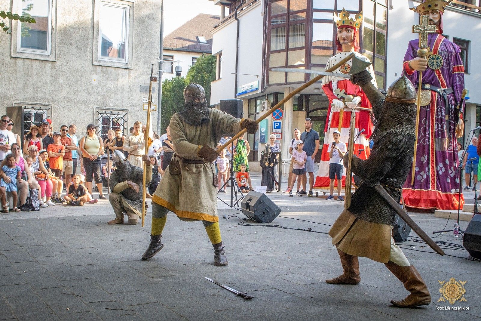 Utolsó sétájukat tették a királyi óriásbábok a Székesfehérvári Királyi Napok előtt